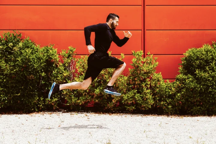 Можно ли бегать весной в обычной спортивной одежде