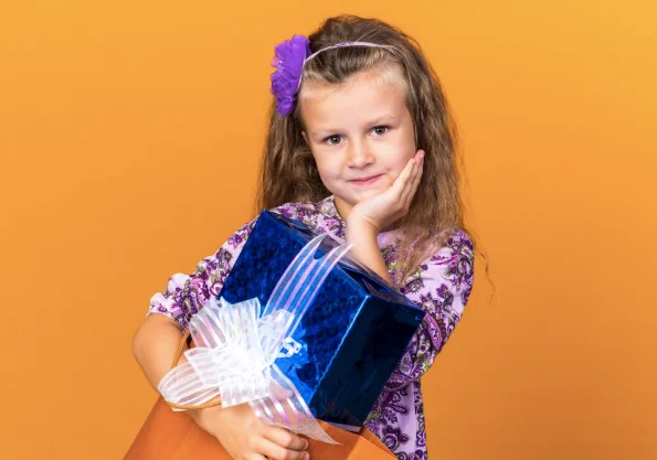 Что подарить на 8 марта девочке до трёх лет