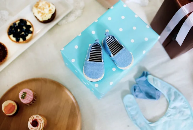 Как выбрать подарок на рождение ребенка